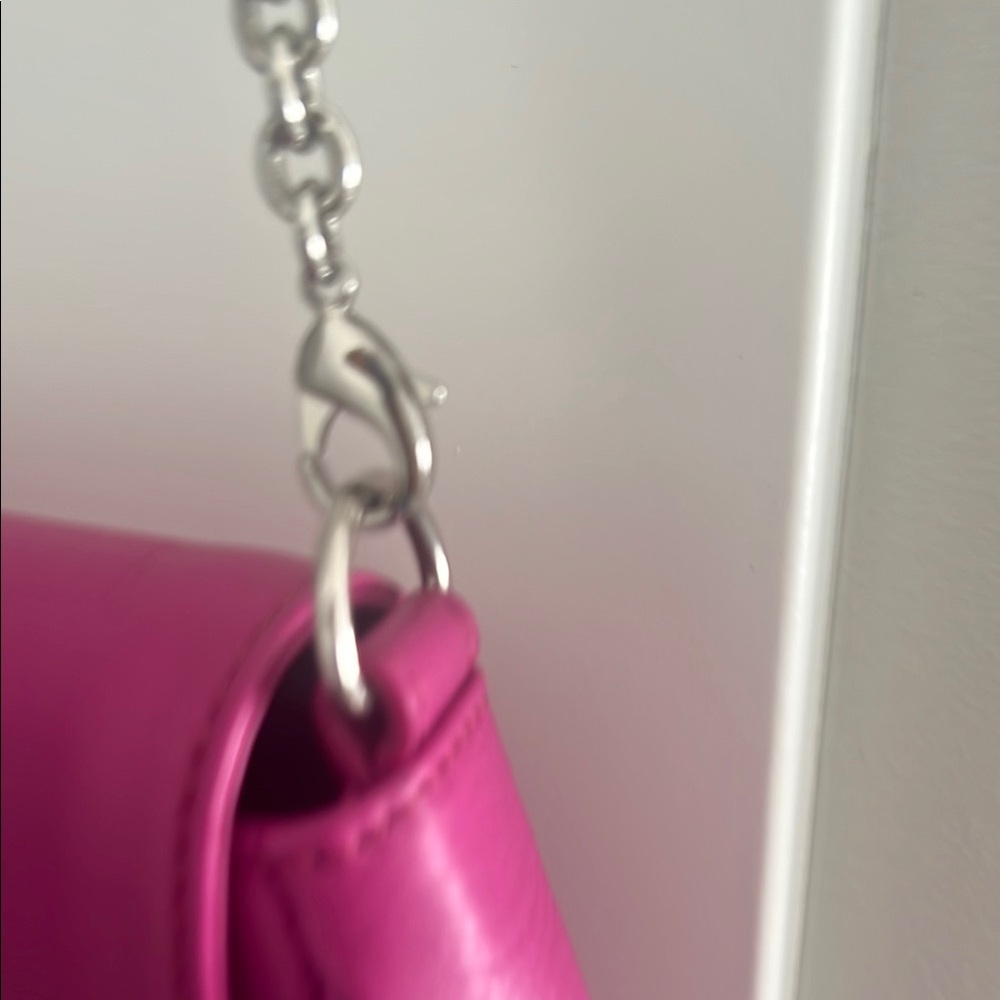 📍SOLD📍Fendi Magenta Shoulder Bag with Silver Chain Detail - Picture 5 of 14